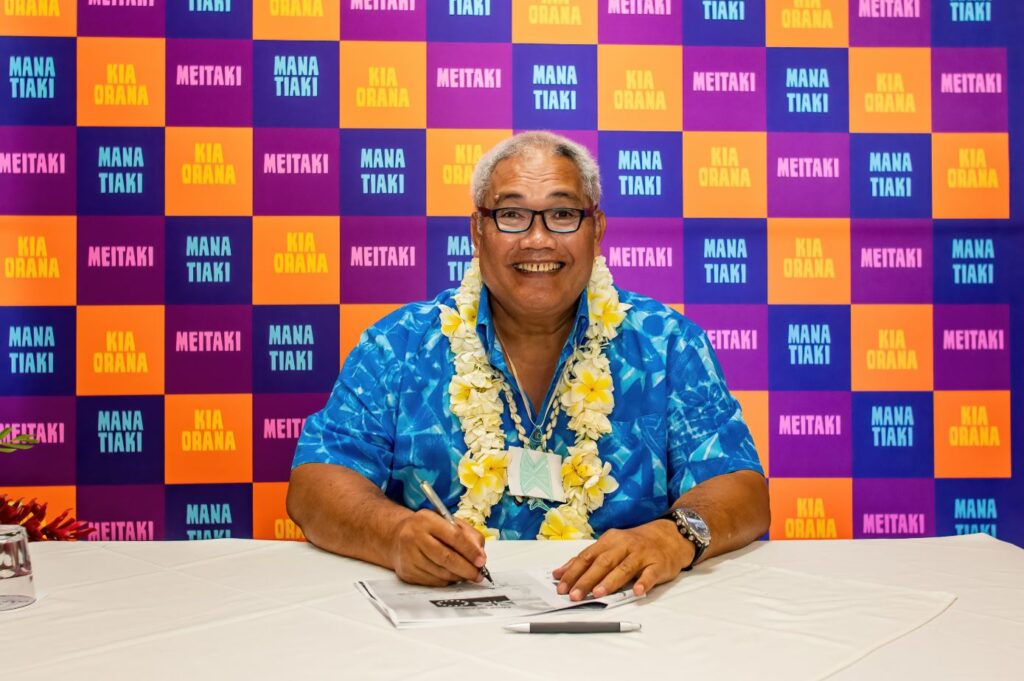 Cook Islands Associate Minister of Tourism Tingika Elikana signs the Pacific Leader’s Sustainable Tourism Commitment.  22110208