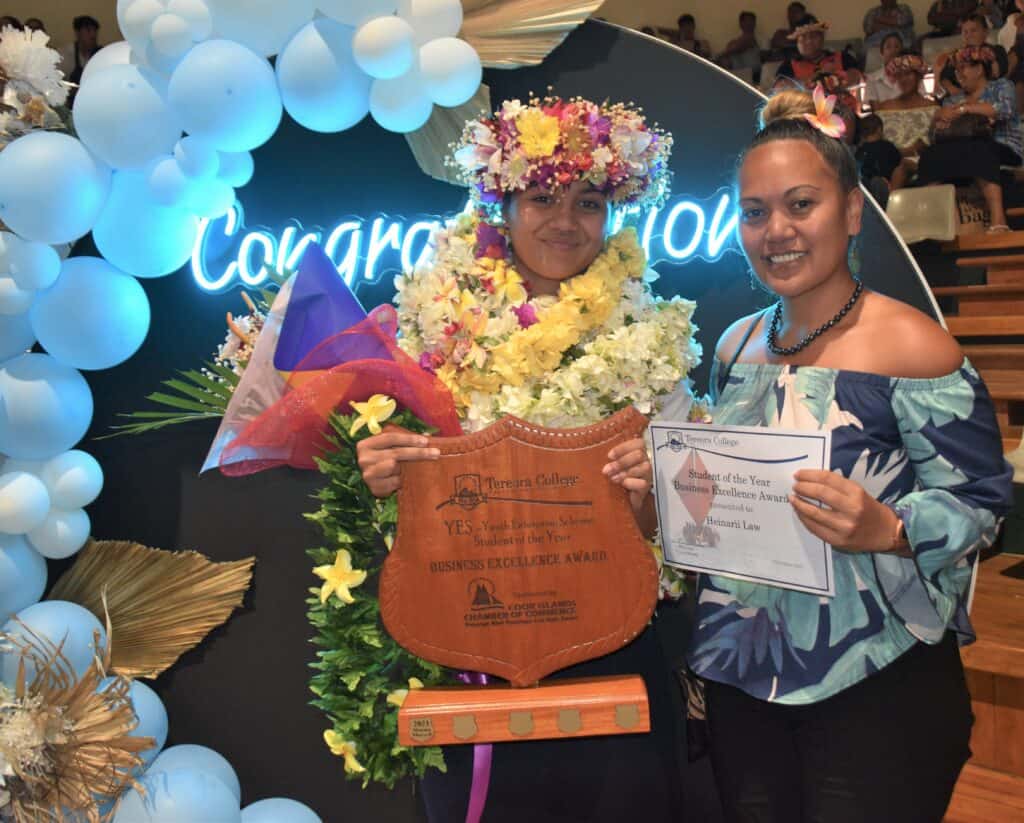 Heinarii Tauira received the YES Business Excellence Award, with her proud mother Tangi Tauira. 22110310