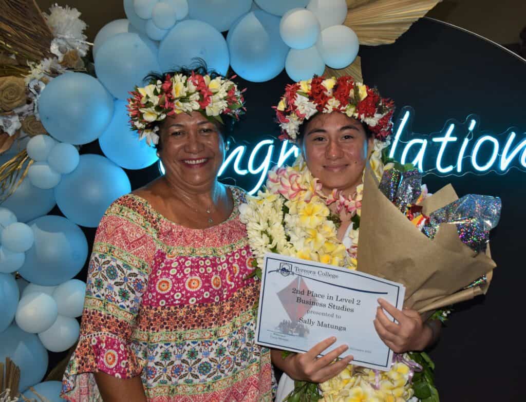 Sally Matunga from Mangaia and her proud mother Annie. 22110319