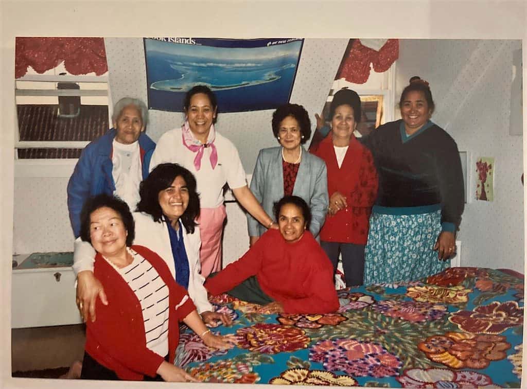Ingrid Caffery and the tour group from Rarotonga visit the Gatermanns and admire Mama Titi Numanga’s tivaivai. 22111809