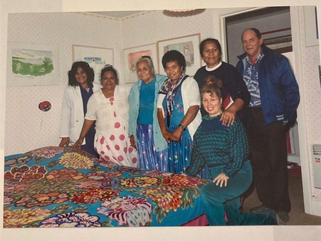 A group from Rarotonga led by Ingrid Caffery visit the home of the Gatermanns in 1987. 22111811