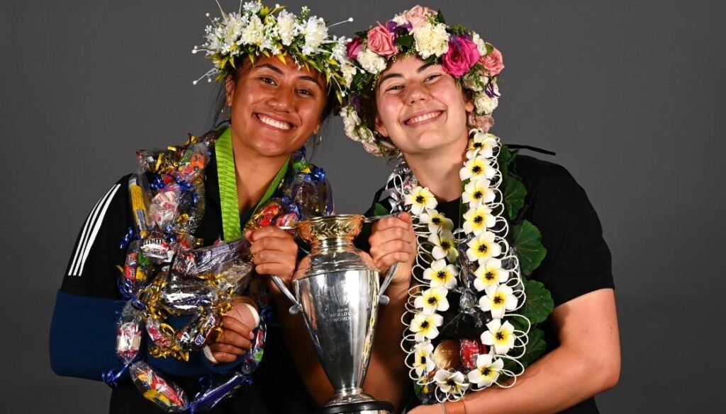 Black Ferns forwards Liana Mikaele-Tu'u and Maia Roos with World Cup trophy. Picture: Getty Images/22112825