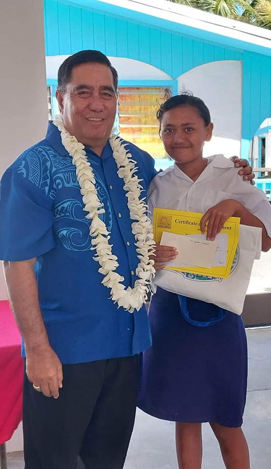 Council member Matara Akatapuria and Year 7 awardee for Tetautua School, Ngarima Faira. Picture: APII NAPA/22121508