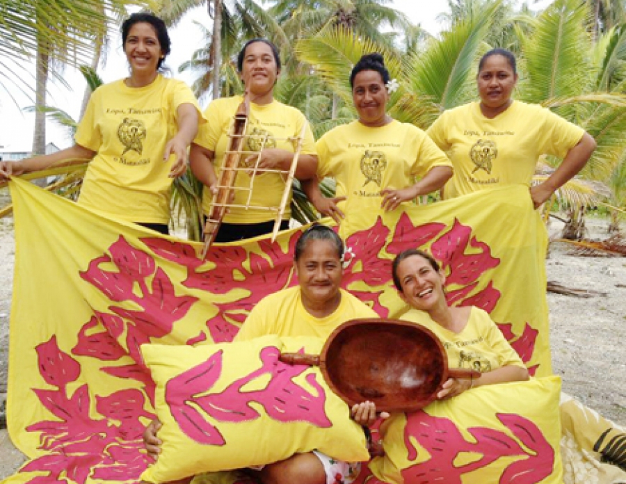 Pukapuka women demonstrate traditional skills