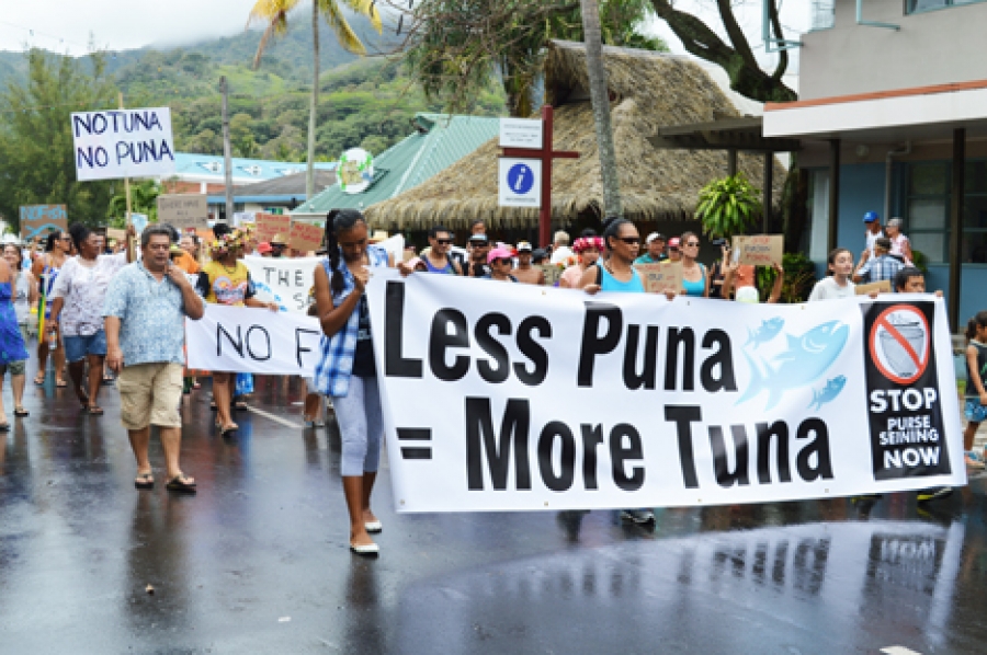 Hundreds march against purse seining