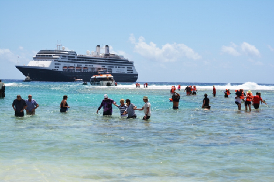 Cruise ship tender hits reef