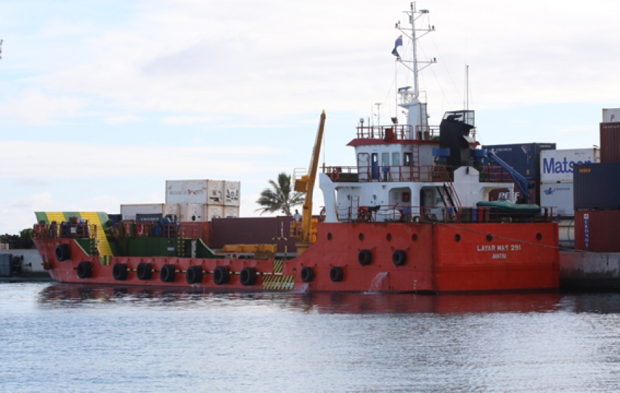 New cargo barge arrives in Raro