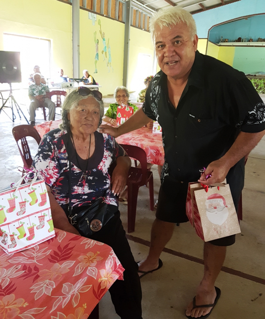 Bringing Christmas cheer to Aitutaki centre