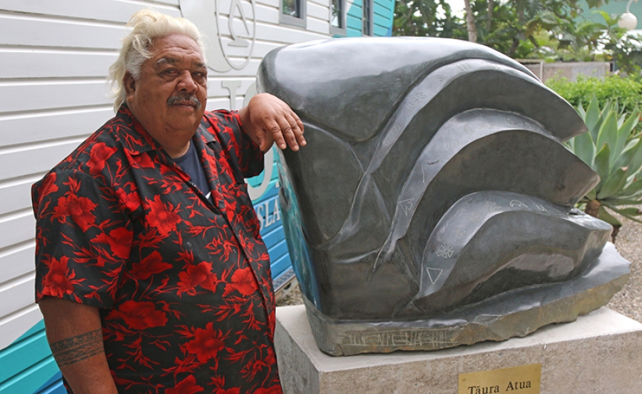 Artist gifts his sculpture to university
