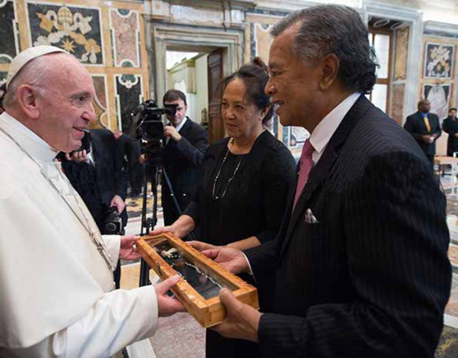 PM presents Pope with CI rosary