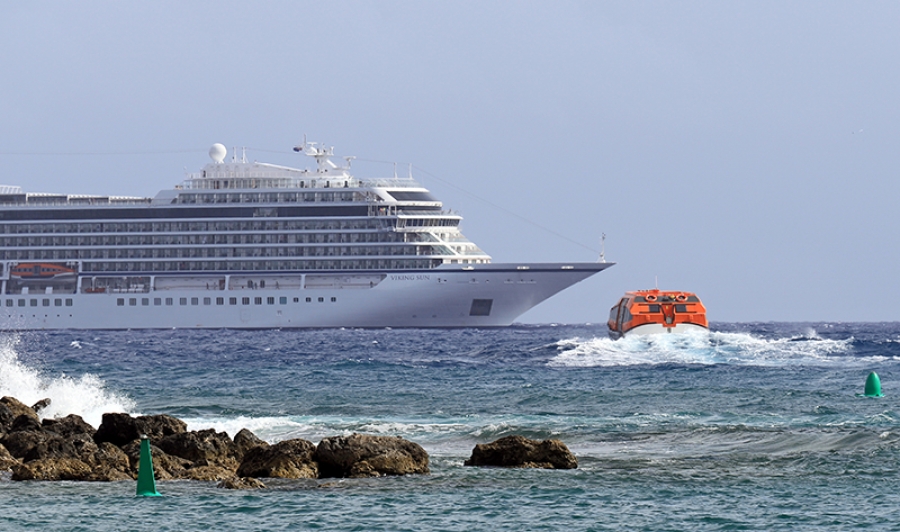 Cruise ship moves on after swells cancel visit
