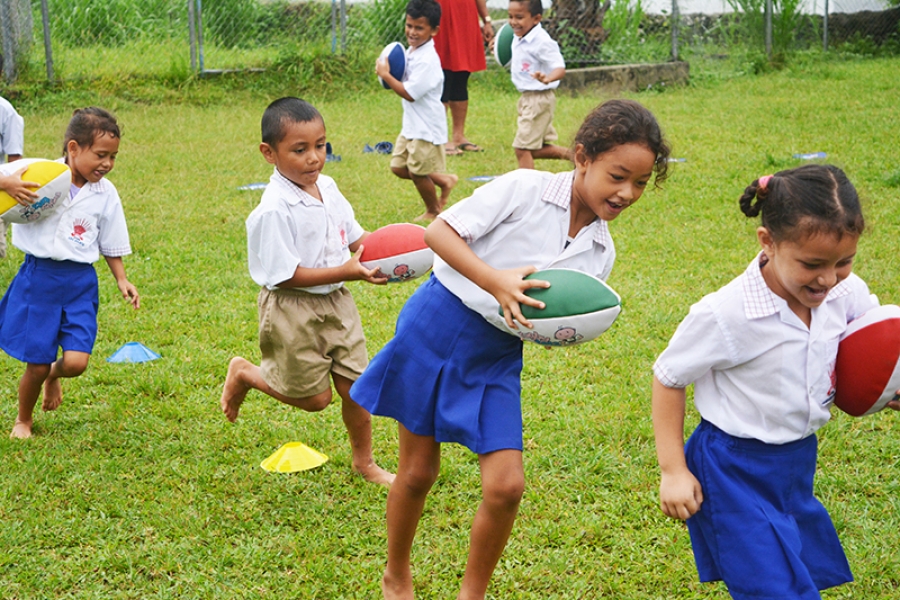 Apii Avarua pupils learn rugby skills