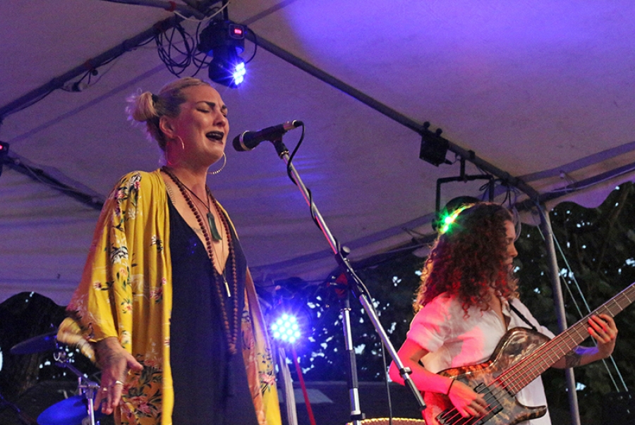 Singer extends Rarotonga visit