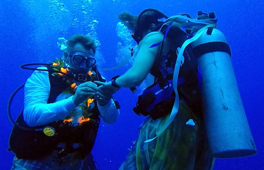 Diving instructors wed underwater