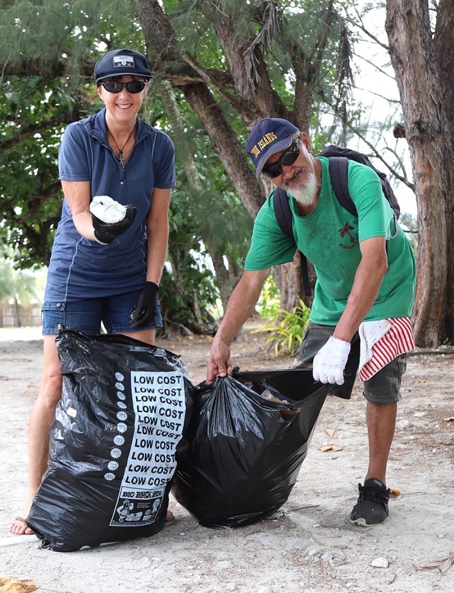 Volunteers clean up island litter