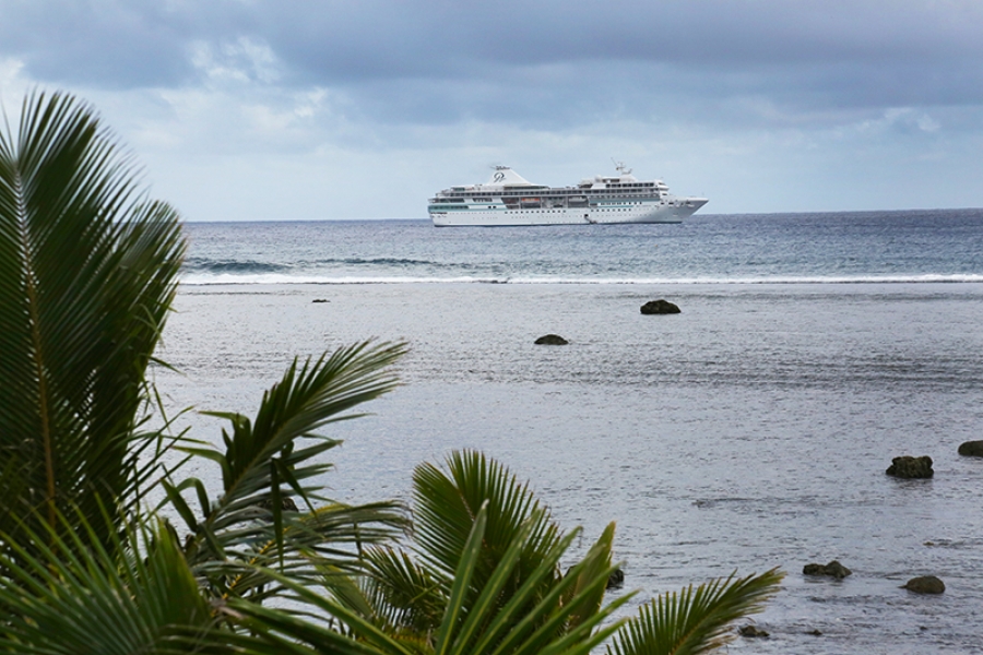 Luxury cruise ship visits Rarotonga