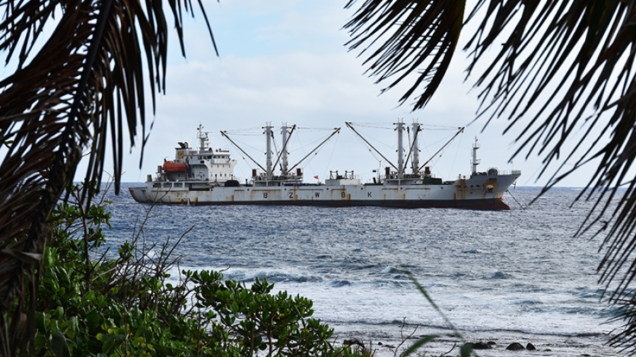Chinese ship in Raro for inspection