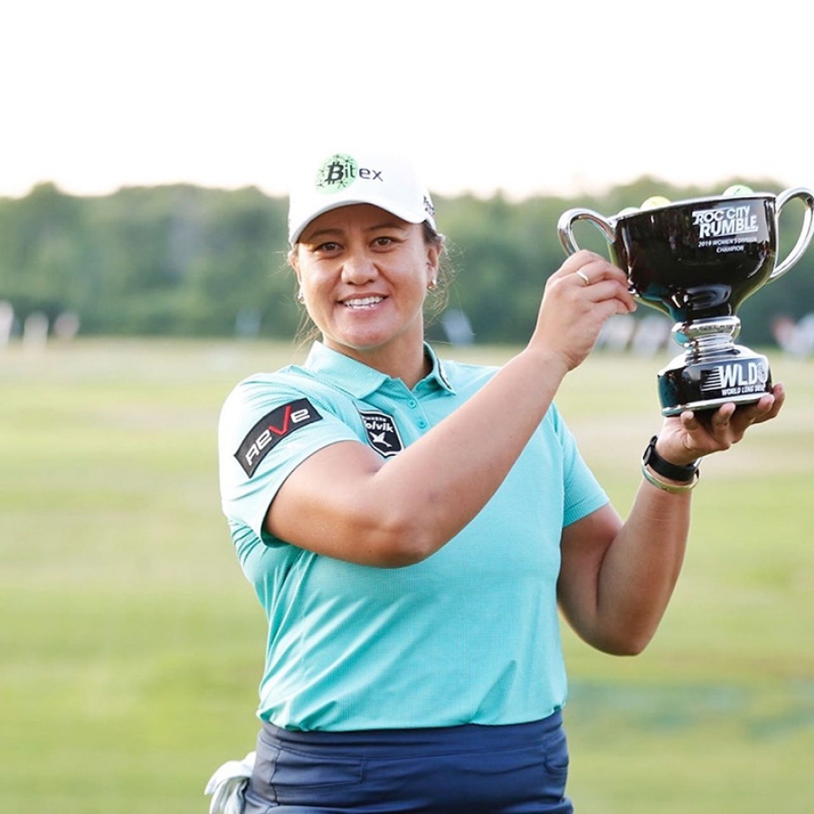 Golfer extends lead in world comp