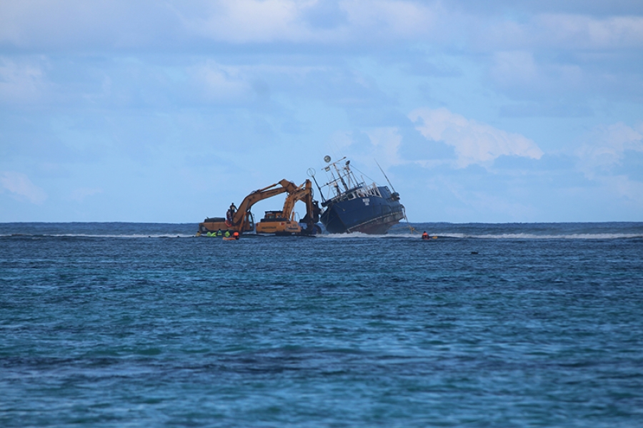 Fishing boat runs aground on Rutaki reef