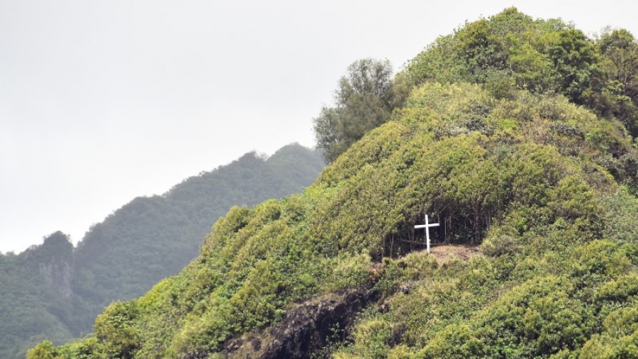 Short family builds tall cross on Mapere Hill
