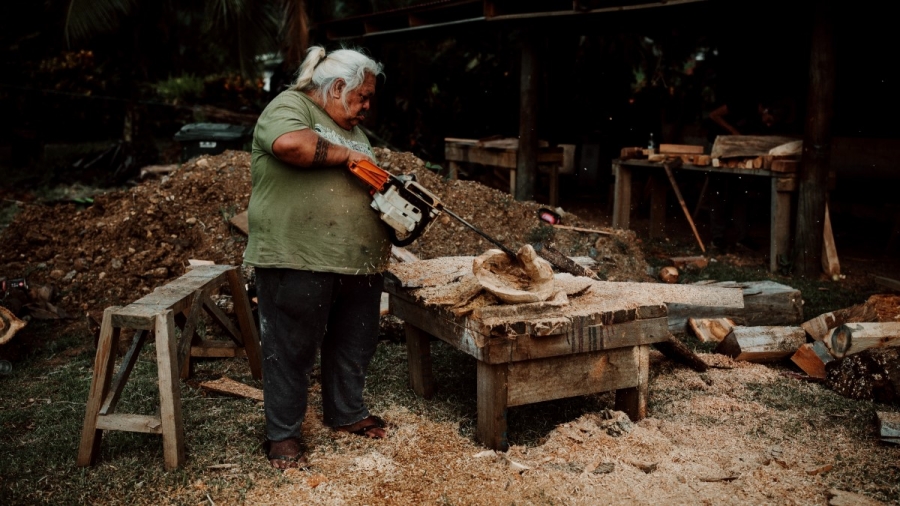 The photographer and the carver – friendship and freedom