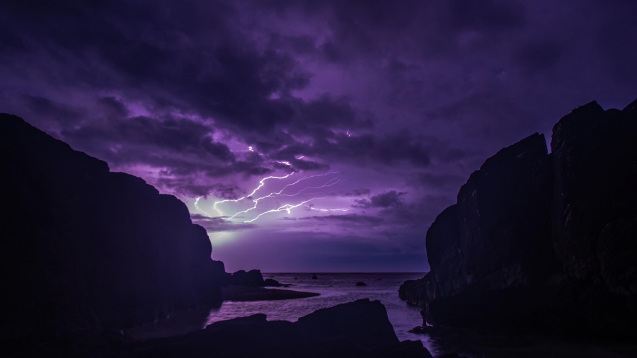 Local photographer shoots startling lightning images
