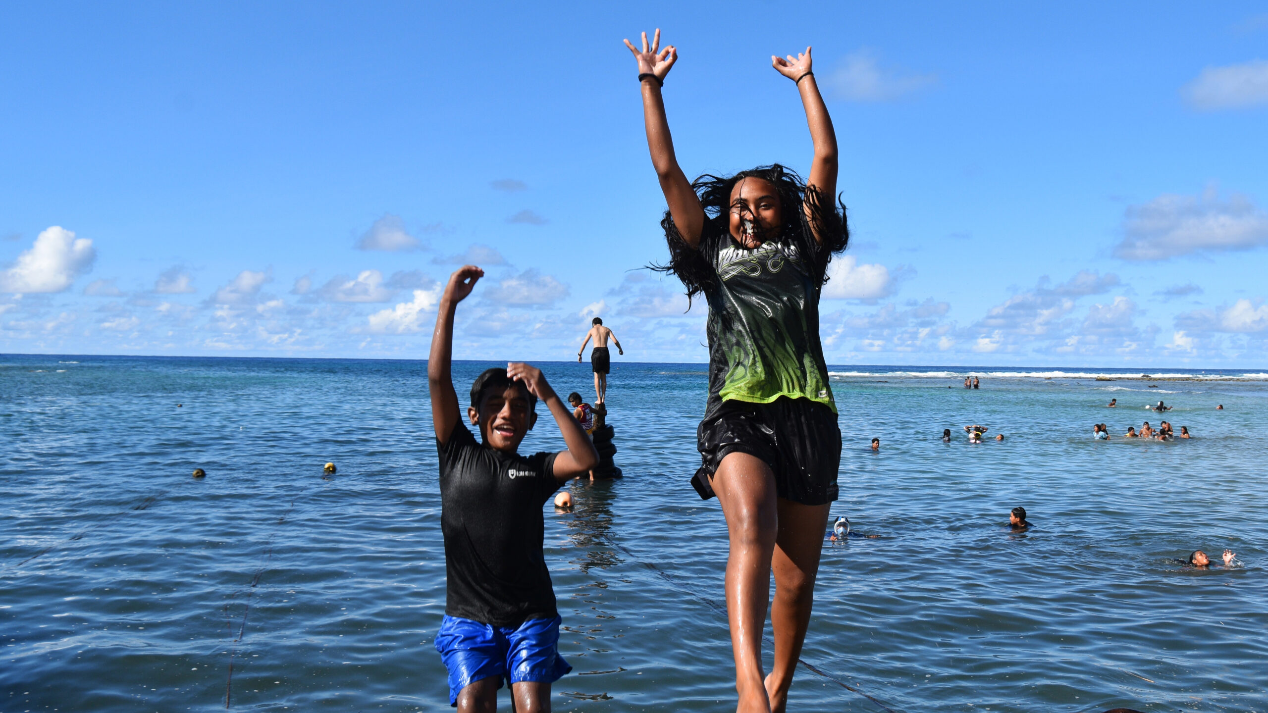 Siblings seek splash as summer conditions prevail