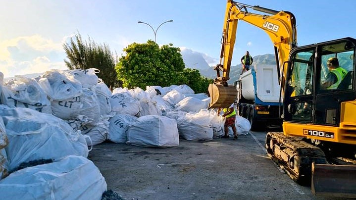 Clean-operation underway at pearl farms in French Polynesia