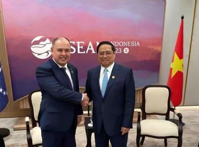 Fostering new relations: Cooks Prime Minister Brown at the ASEAN Summit