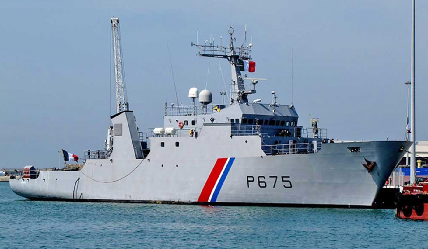 Raro bound French Navy  ship open to public tours