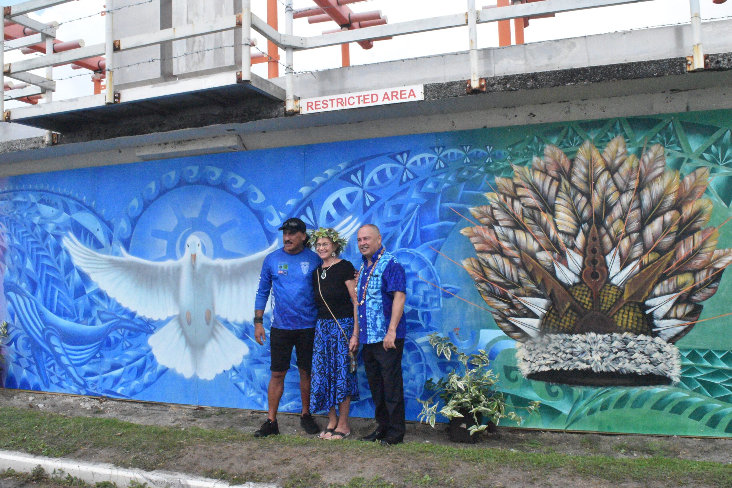 From grey to glory: Stunning seawall mural captures Cook Islands ...